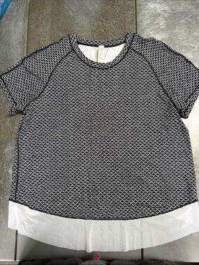 lululemon athletica Black & White Textured Short-Sleeve Top with White Hem